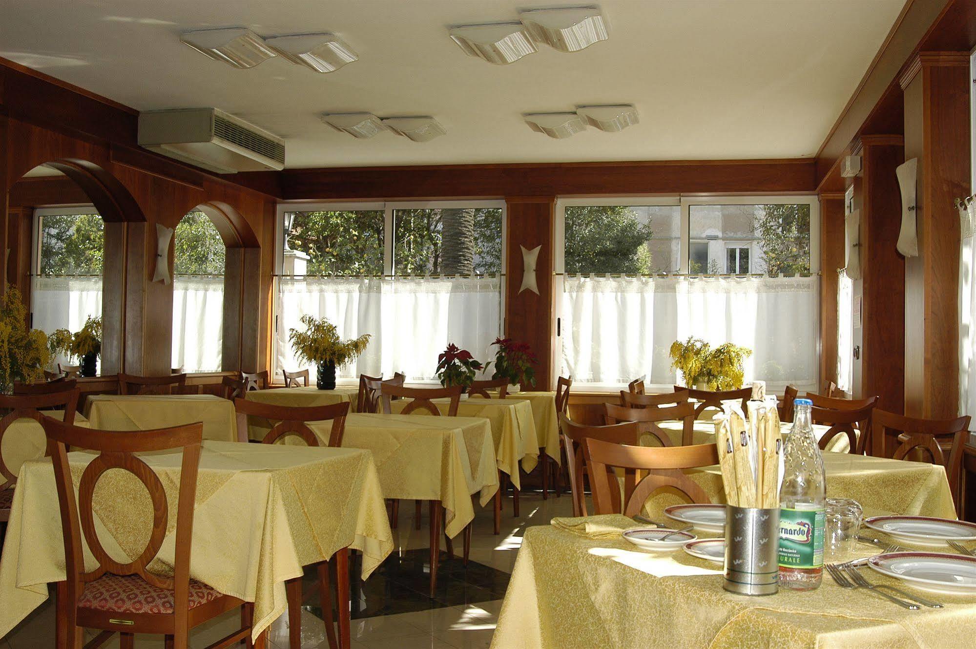 Hotel Baia Blu Alassio Exterior photo