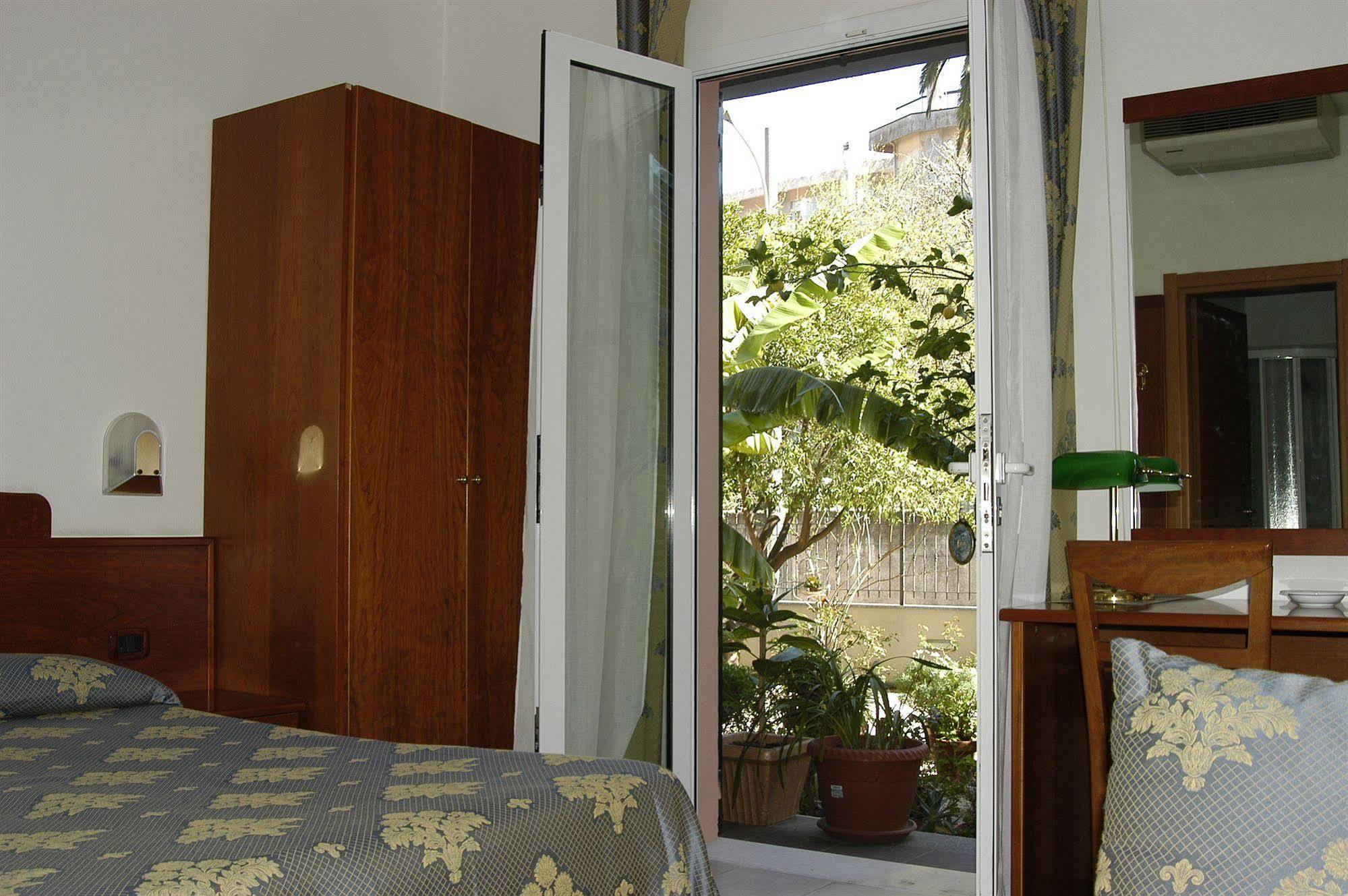 Hotel Baia Blu Alassio Exterior photo