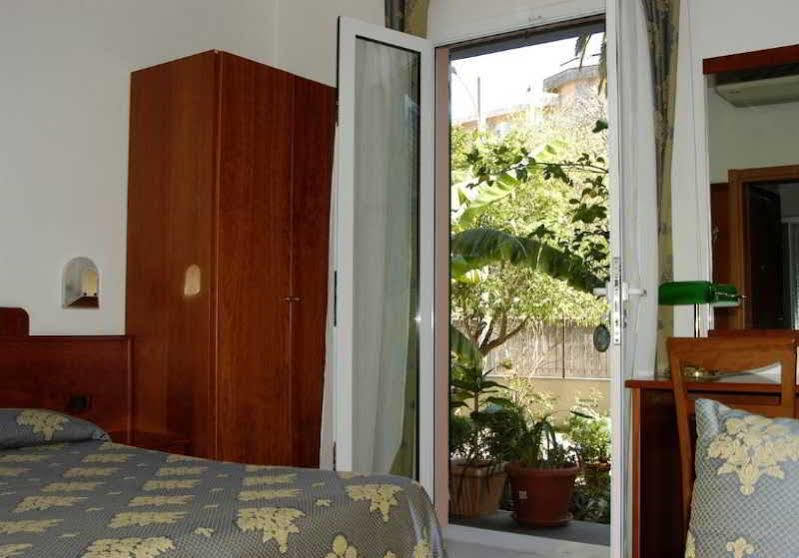 Hotel Baia Blu Alassio Exterior photo