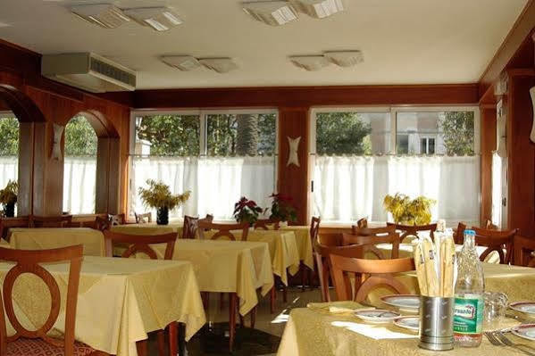 Hotel Baia Blu Alassio Exterior photo